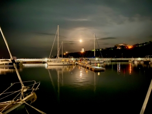 Marina di Capraia Isola wieczorową porą foto: Justyna & Bartek