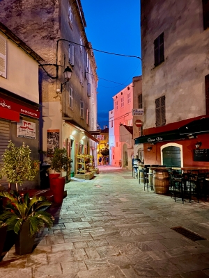 Saint Florent - miasteczko ukryte wśród gór nad błękitną zatoką foto: Justyna & Bartek