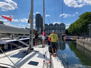 Już za śluzą w wąski  wejściu do mariny | Charter.pl foto: Kasia Kowalska