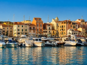 Marina Cala Gavetta położona jest w centrum miasta La Maddalena | Charter.pl foto: Katarzyna Kowalska
