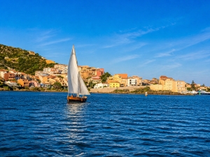Marina Cala Gavetta położona jest w centrum miasta La Maddalena | Charter.pl foto: Katarzyna Kowalska