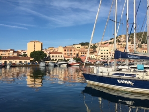 Marina Cala Gavetta położona jest w centrum miasta La Maddalena | Charter.pl foto: Katarzyna Kowalska