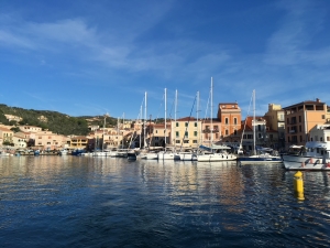 Marina Cala Gavetta położona jest w centrum miasta La Maddalena | Charter.pl foto: Katarzyna Kowalska