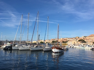 Marina Cala Gavetta położona jest w centrum miasta La Maddalena | Charter.pl foto: Katarzyna Kowalska