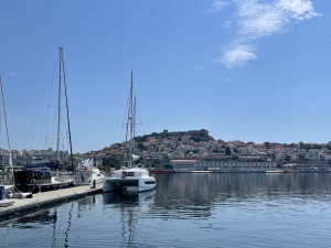 Pływające pomosty dla jachtów w porcie Kavala | Charter.pl foto: Katarzyna Kowalska