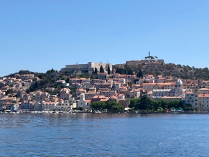 Widok od strony wody na Šibenik | Charter.pl foto: Katarzyna Kowalska