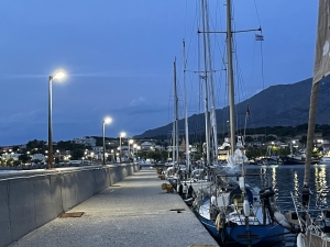 Oświetlone nabrzeże i spokojna tafla wody tworzą wyjątkowy klimat. Po dniu pełnym zwiedzania port staje się idealnym miejscem na odpoczynek i kolację w jednej z pobliskich tawern | Charter.pl foto: Katarzyna Kowalska