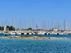 Widok ma Marinę Frapa od strony miasteczka | Charter.pl foto: Katarzyna Kowalska