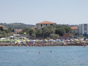 Plaża nieopodal mariny, widać, że jest to miejsce lubiane przez turystów foto: Kasia Koj