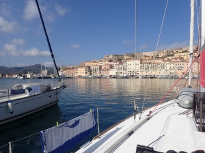 Nabrzeża, portu Portoferraio na wyspie Elba | Charter.pl foto: Piotr Kowalski