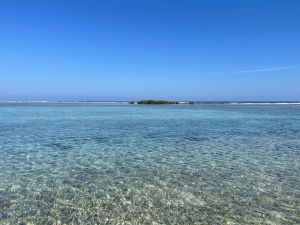 Kilkanaście kilometrów od linii brzegowej ciągnie się łańcuch niewielkich wysepek koralowych (cayes), tworzących barierę koralową | Charter.pl foto: Katarzyna Kowalska