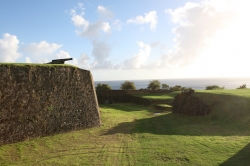 Zwiedzamy fort w Basse-Terre, tylko z zewnątrz, spóźniliśmy się i nie chcą nas wpuścić do środka foto: Piotr