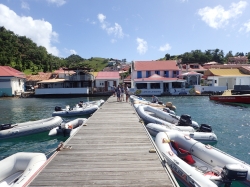 Na chwilkę wpadamy na Les Saintes, a dokładnie na wyspę Terre de Haut foto: Kasia & Peter