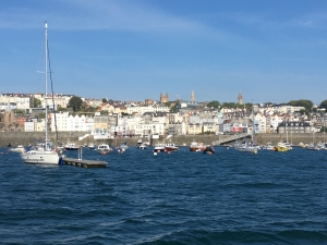 Po zwiedzeniu miasta, zwiedzeniu muzeum morskiego wyruszamy w dalszą drogę. Płyniemy do Guernsey | Charter.pl foto: Katarzyna Kowalska