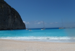 No to zaczynamy sesję z błękitem dookoła, Zatoka Wraku (Navagio Beach) największa atrakcja Zakynthos | Charter.pl foto: załoga s/y George