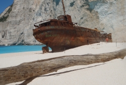 No to zaczynamy sesję z błękitem dookoła, Zatoka Wraku (Navagio Beach) największa atrakcja Zakynthos | Charter.pl foto: załoga s/y George