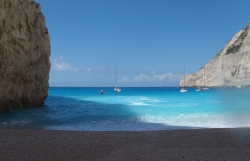 No to zaczynamy sesję z błękitem dookoła, Zatoka Wraku (Navagio Beach) największa atrakcja Zakynthos | Charter.pl foto: załoga s/y George