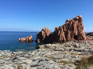 Sardynia droga z lotniska do mariny, najpierw cudowną plażą w Tortolì, potem zapierającymi dech w piersiach górskie widoki | Charter.pl foto: Katarzyna Kowalska