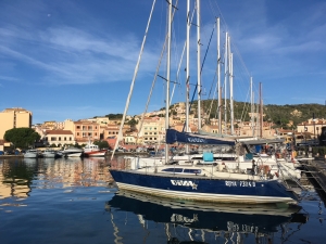 Port i miasteczko Cala Gavetta, wspaniałe miejsce | Charter.pl foto: Katarzyna Kowalska