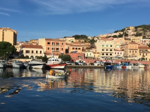 Port i miasteczko Cala Gavetta, wspaniałe miejsce | Charter.pl foto: Katarzyna Kowalska