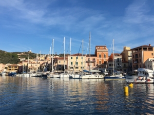 Port i miasteczko Cala Gavetta, wspaniałe miejsce | Charter.pl foto: Katarzyna Kowalska