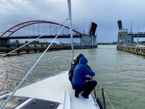 Czasami musimy poczekać na otwarcie mostu | Charter.pl foto: Bartek