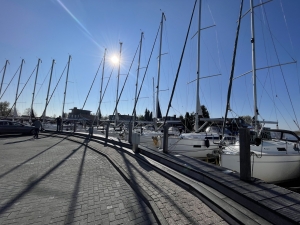 Zbliża się 17:00 jachty czekają na nas w marinie Lemmer | Charter.pl foto: Katarzyna Kowalska