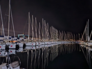 Wieczorny spokój w marinie. Jachty, światła i odbicia w wodzie | Charter.pl foto: kpt. Pejgan