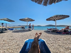 Chwila relaksu na plaży, wakacje w rytmie slow | Charter.pl foto: kpt. Pejgan
