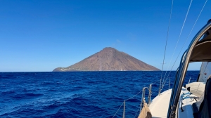 Stromboli, wulkan, który przyciąga wzrok z morza | Charter.pl foto: Justyna & Bartek