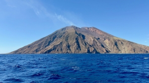 Stromboli z bliska, surowe piękno Wysp Liparyjskich | Charter.pl foto: Justyna & Bartek