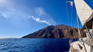 Stromboli z pokładu jachtu, wulkaniczny krajobraz w pełnym słońcu foto: Justyna & Bartek