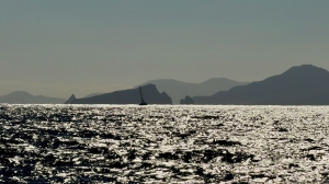 Stromboli w blasku zachodzącego słońca | Charter.pl foto: Justyna & Bartek