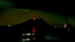 Nocna erupcja Stromboli, rozżarzona lawa rozświetla ciemność | Charter.pl foto: Justyna & Bartek