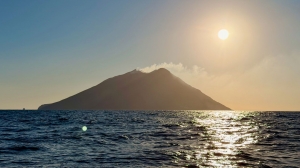 Stromboli w blasku słońca | Charter.pl foto: Justyna & Bartek