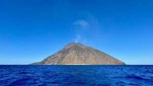 Stromą sylwetkę wulkanu Stromboli najlepiej podziwiać z pokładu jachtu, z wiatrem w żaglach i otwartym morzem przed dziobem | Charter.pl foto: Justyna & Bartek