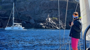 Żeglarskie spotkanie pod skalistym brzegiem | Charter.pl foto: Justyna & Bartek