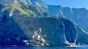 Surowe klify Lipari z bliska, natura wyrzeźbiła tu imponujący żeglarski krajobraz | Charter.pl foto: Justyna & Bartek