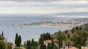 Pod ciężkim niebem Taormina i zatoka, która nawet bez słońca ma swój urok | Charter.pl foto: Justyna & Bartek