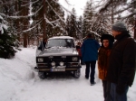 jedni idą piechotą inni starają się dotrzeć samochodem foto:  Kasia 